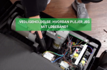 Person støvsuger motorrummet på et løbebånd som en del af vedligeholdelsen i hjemmetræningen.