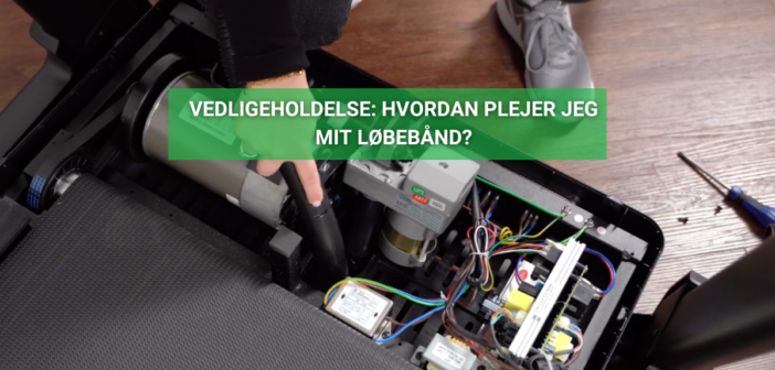 Person støvsuger motorrummet på et løbebånd som en del af vedligeholdelsen i hjemmetræningen.