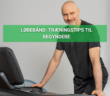Mand træner på løbebånd indendørs – ideel træning for begyndere i hjemmet