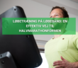 Mand løber på løbebånd og træner målrettet til halvmarathon – fokuseret på effektiv løbetræning indendørs.