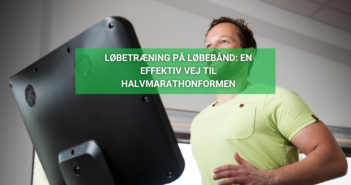 Mand løber på løbebånd og træner målrettet til halvmarathon – fokuseret på effektiv løbetræning indendørs.