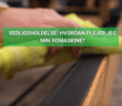 Hånd med gul klud tørrer skinne på romaskine i træ