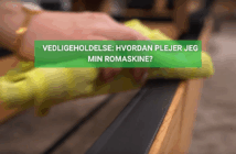 Hånd med gul klud tørrer skinne på romaskine i træ