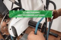 Person fastgør en blå træningselastik til en træningsmaskine; grøn tekst hen over billedet: "Styrketræning med træningselastikker".