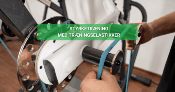 Person fastgør en blå træningselastik til en træningsmaskine; grøn tekst hen over billedet: "Styrketræning med træningselastikker".