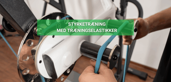 Person fastgør en blå træningselastik til en træningsmaskine; grøn tekst hen over billedet: "Styrketræning med træningselastikker".